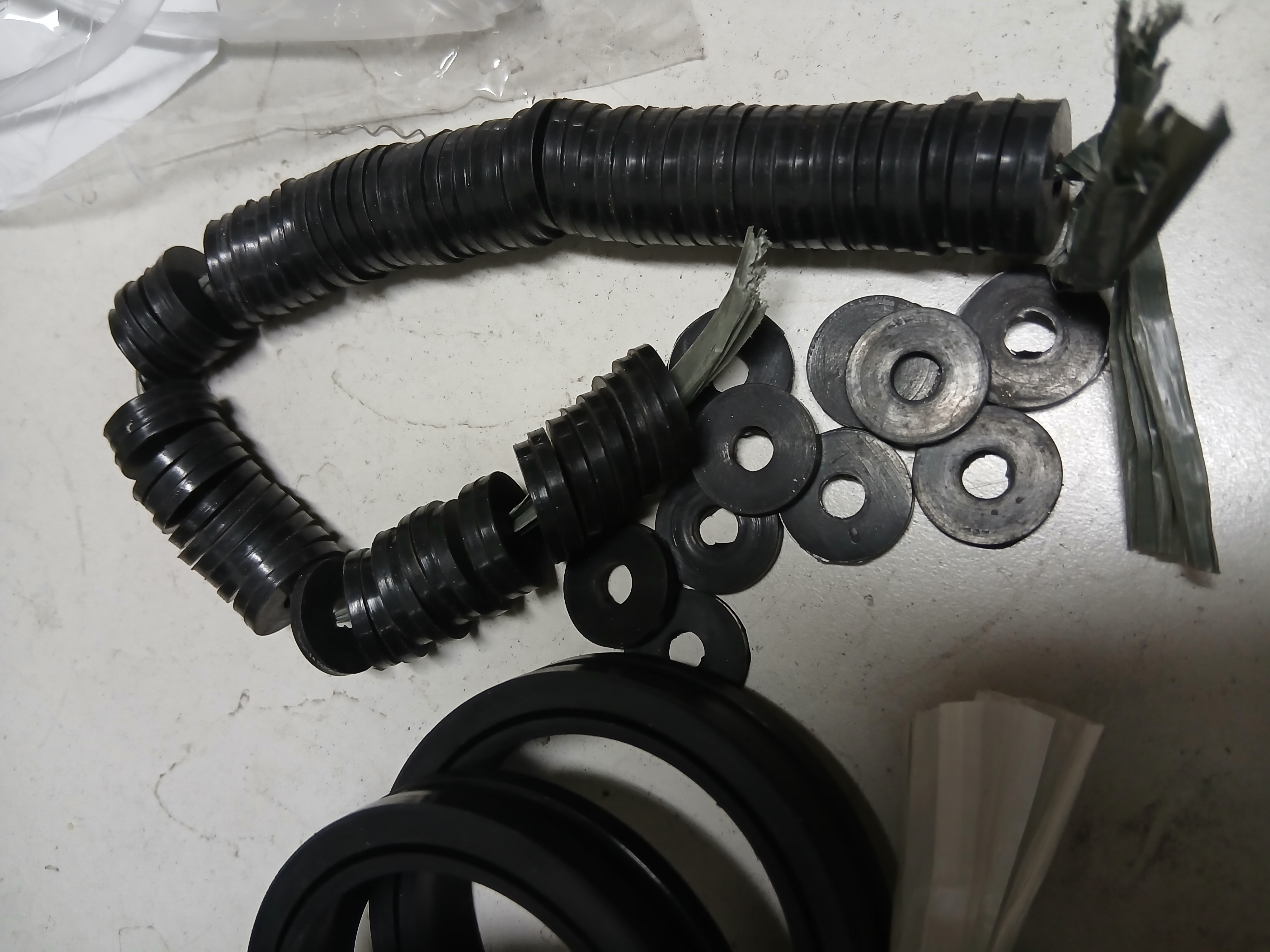 Flat rubber sealing washers or gaskets for a flange or housing