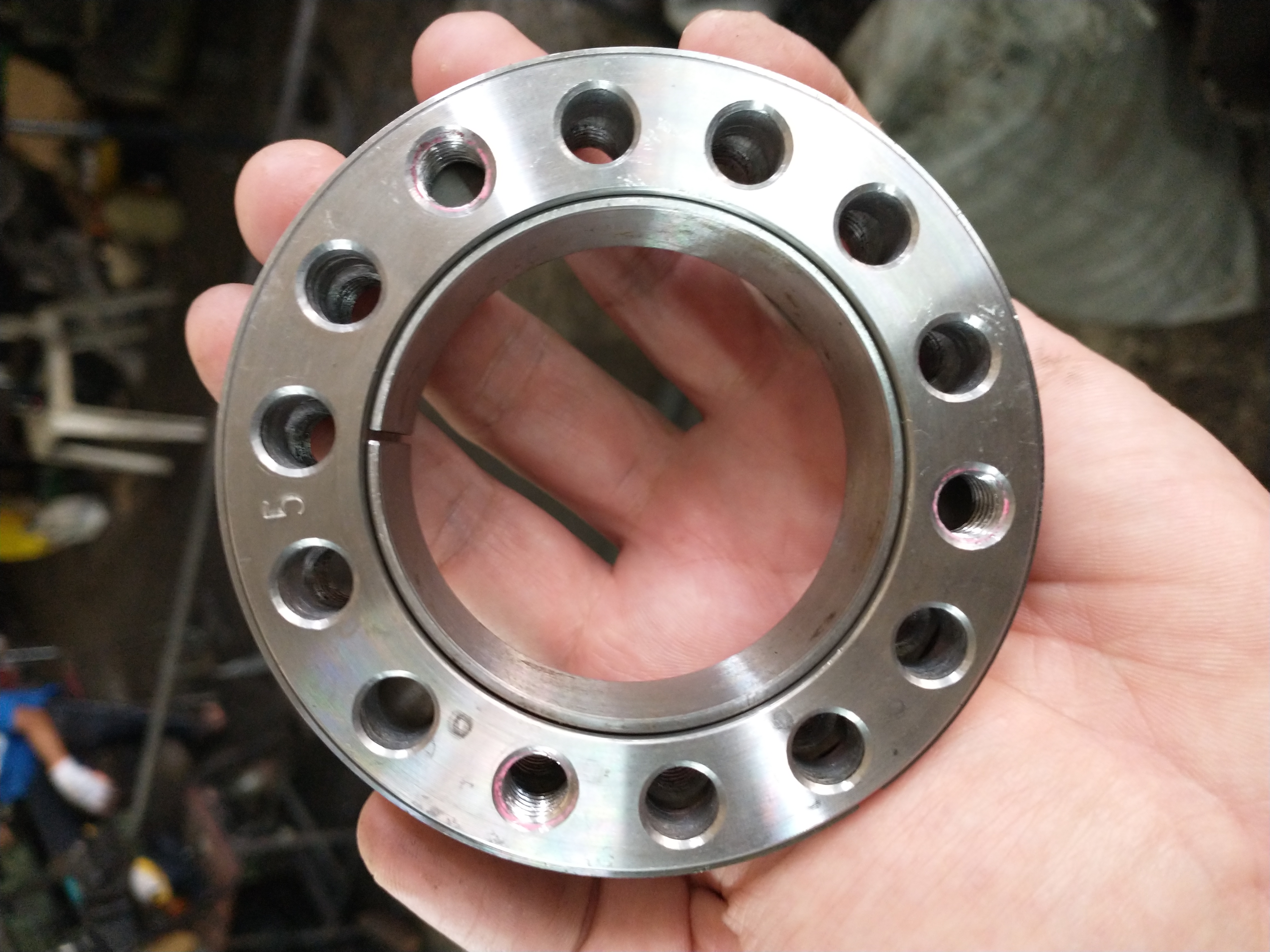 Keyless shaft-to-hub lock for a pulley or roller hub