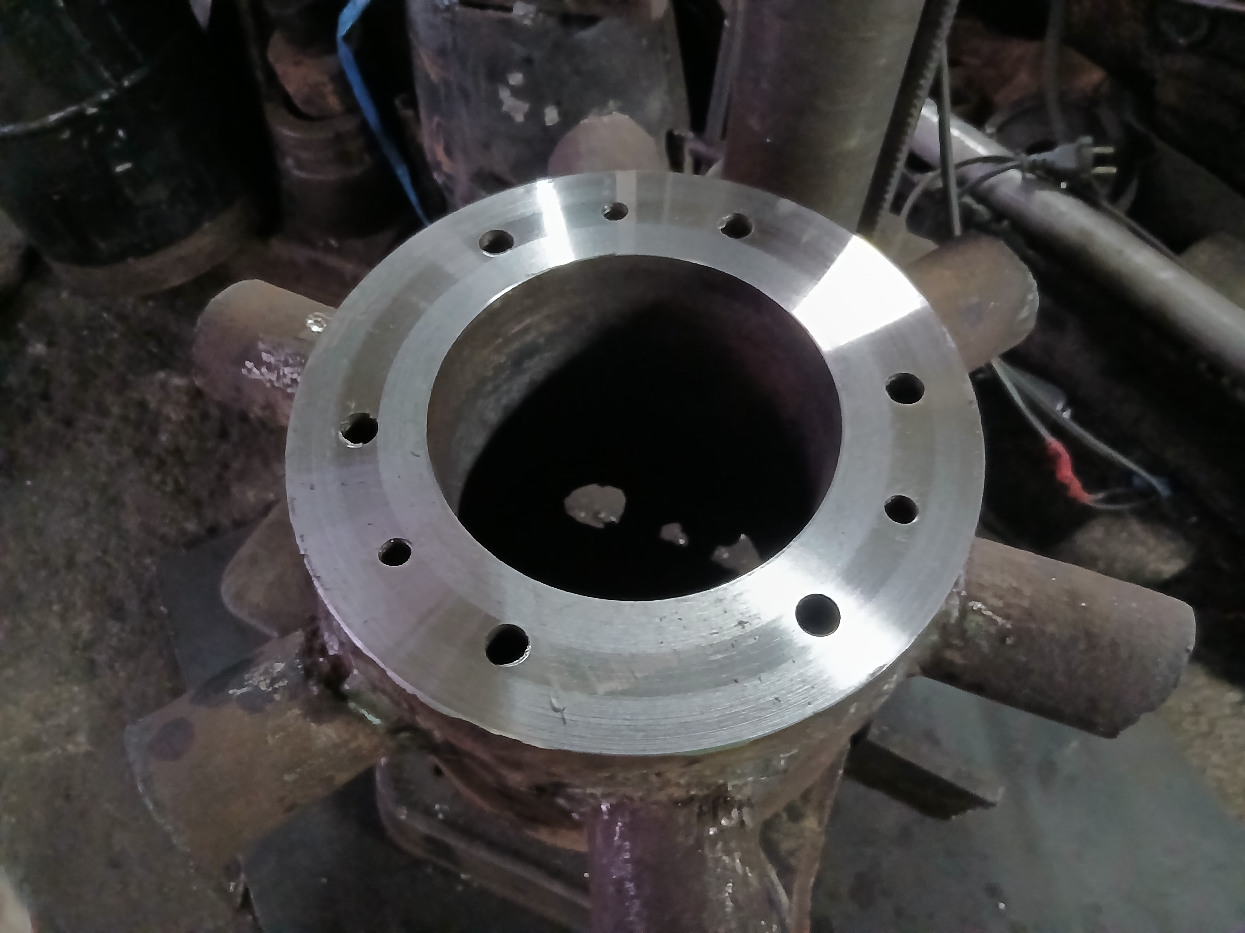 Machined mounting hub for a roller, pulley or wheel