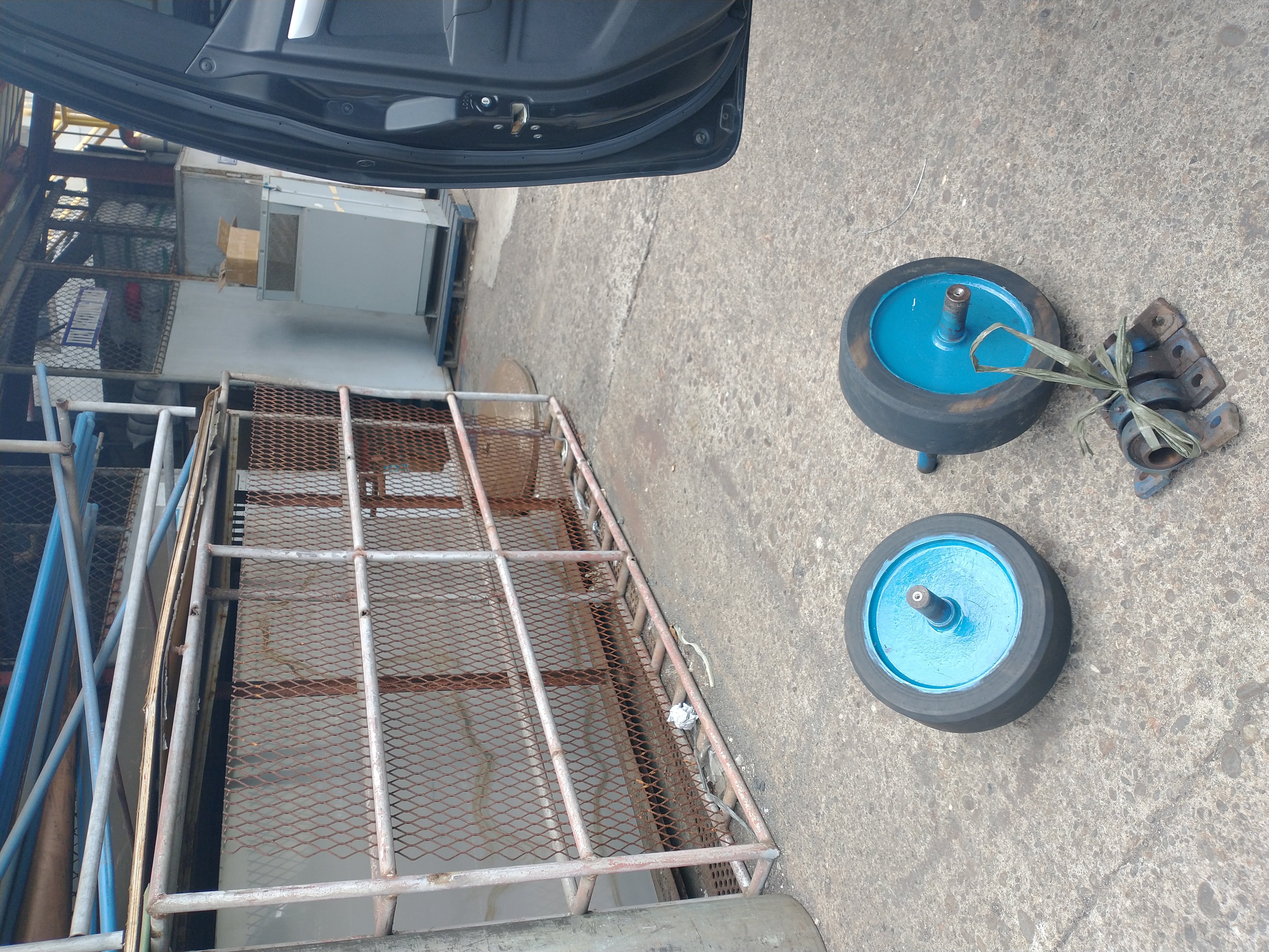 Rubber-tired wheel or roller built to conveyor dimensions